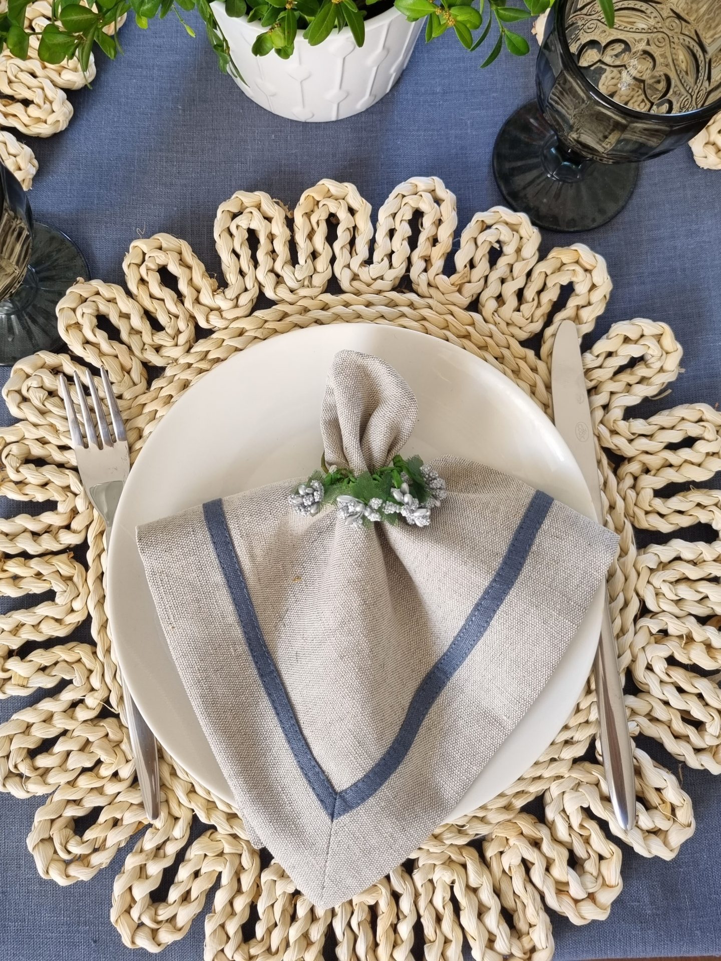 Lininės servetėlės dekoruotos mėlyna juostele